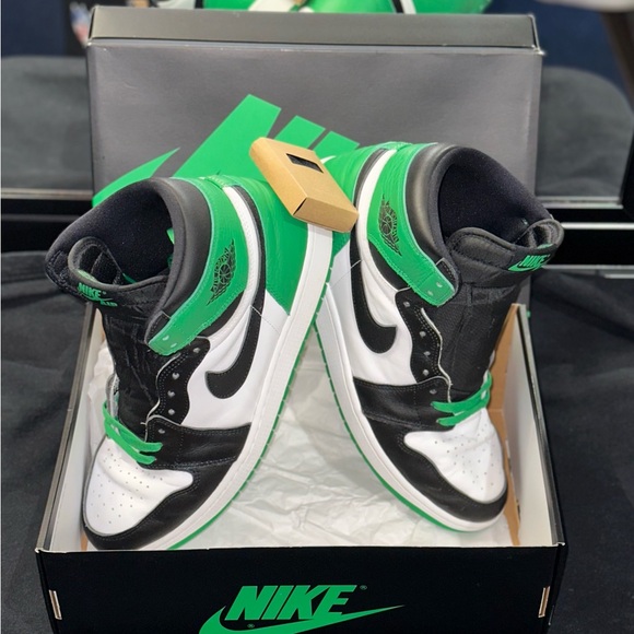 Air Jordan 1 High OG “ Lucky Green”   2023 - Picture 2 of 16